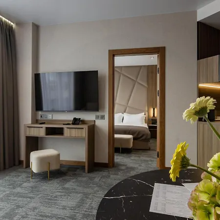 Silver Aparthotel 4*